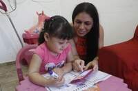 A esteticista Jeane Almeida junto da filha, Maria Clara, de 2 anos