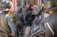 As equipes de resgate usam uma pequena escavadeira para procurar sobreviventes sob os escombros de uma casa que desabou em Moulay Brahim, província de Al Haouz, em 9 de setembro de 2023, após um terremoto.