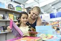 Terezinha Valente, de 57 anos, levou a neta Aline, de 7, para comprar novos livros infantis. Por ser professora de linguagens, desde cedo ela incentivou a criança a gostar de ler