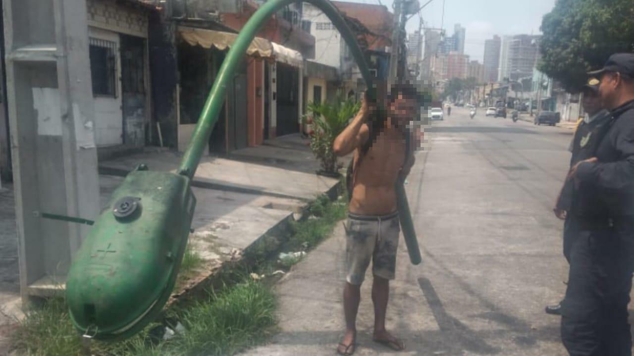 Homem furta poste de iluminação pública para vender no ferro velho, em ...
