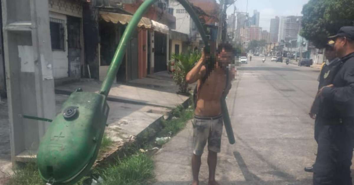 Homem furta poste de iluminação pública para vender no ferro velho, em ...