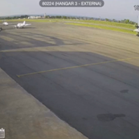 Câmera de segurança do local registrou o momento do acidente com o avião