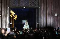 Manto foi apresentado na noite desta quinta-feira (5), após a missa na Basílica Santuário.