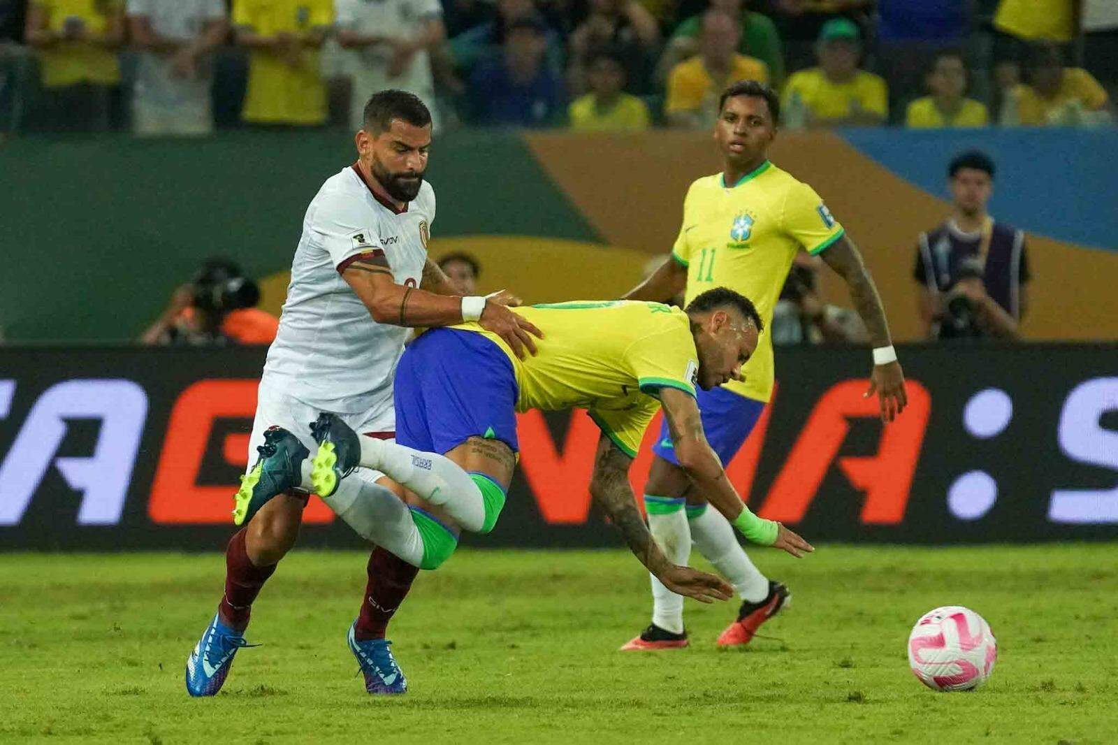 VÍDEO: Neymar esbanja qualidade em domínio de bola e leva torcida ao  delírio