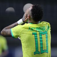 Camisa 10 deixou o estádio de muletas após a última partida da Seleção Brasileira