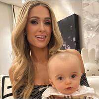 Paris Hilton posta foto de seu bebê e é atacada na internet.
