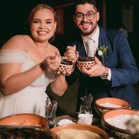 Os noivos, Jenifer Rodrigues e Diogo Moura com seu buffet de açaí