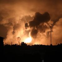 Vista das explosões causadas por ataques aéreos israelenses no norte da Faixa de Gaza, nesta sexta-feira (27)