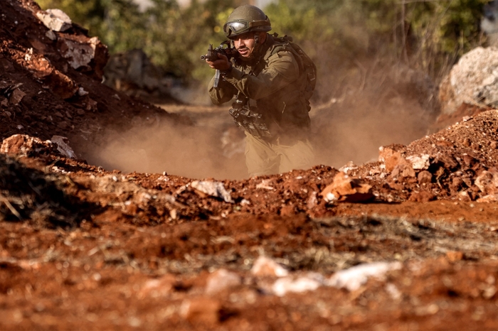 Um soldado do exército israelense avança durante um exercício em uma posição na região da alta Galiléia, no norte de Israel, perto da fronteira com o Líbano, em 28 de outubro de 2023, em meio ao aumento das tensões transfronteiriças entre o Hezbollah e Israel.