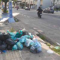 Acúmulo de lixo na capital, em alguns casos, chegou a ocupar parte da calçada, como foi o caso na Cremação, na manhã desta terça-feira (31).