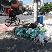 Na avenida Conselheiro Furtado, entre Avenida Alcindo Cacela e Travessa 14 de Março, moradores e trabalhadores do entorno tentavam organizar o lixo espalhad