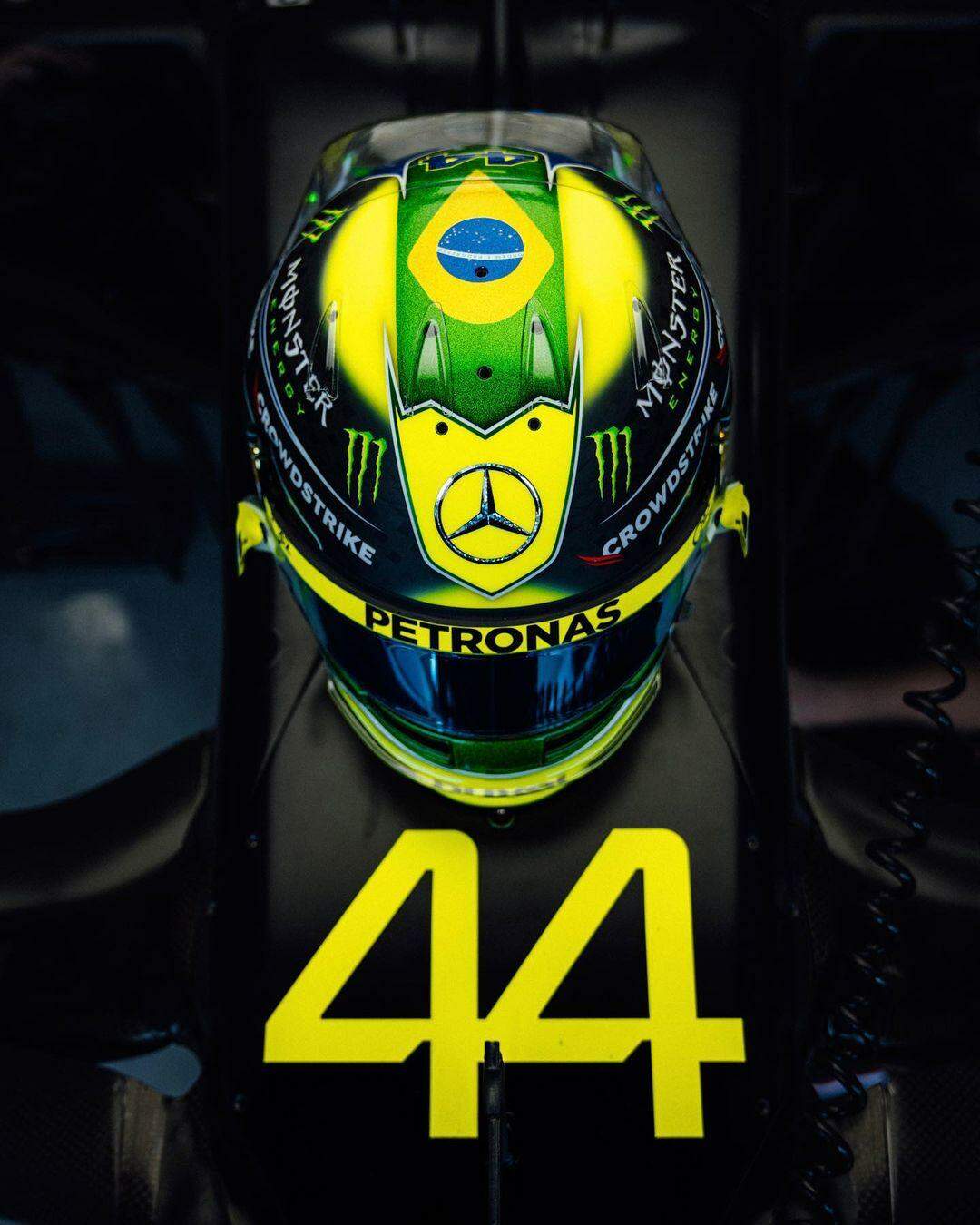 Fórmula 1 Lewis Hamilton usa capacete com bandeira do Brasil e Cristo
