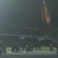 Brasileiros repatriados chegam em avião da Força Aérea Brasileira (FAB) na Base Aérea do Recife, em Pernambuco, na noite desta segunda-feira (13)