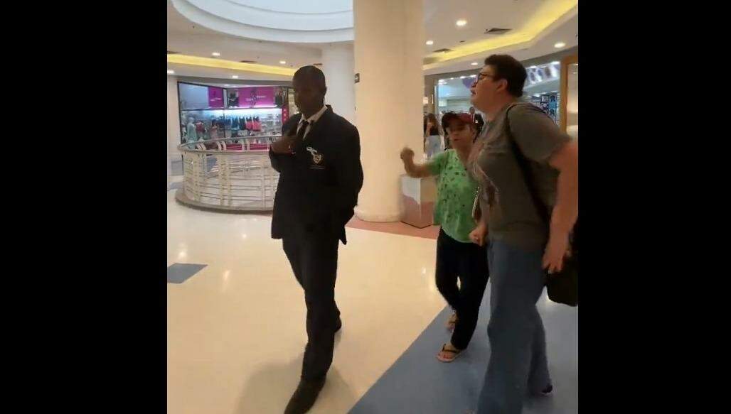 Casal lésbico proibido de se beijar em shopping