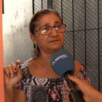 Dona de casa Maria de Nazaré reclama o abastecimento de água suja no Conjunto Satélite, bairro do Coqueiro