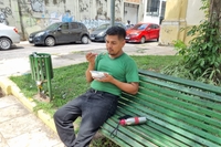 O vendedor Matheus Coelho diz que o local não oferece suporte adequado a quem recorre ao serviço. “Não dão água, não dão colher e temos que comer pela rua, fica complicado"