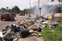 Montante de lixo e entulho fica localizado em uma das principais vias do bairro do Mangueirão