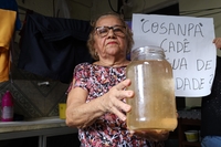 Dona Maria de Lourdes (76) armazena a água suja e espera a sujeira “abaixar”, para aproveitar em algumas atividades diárias