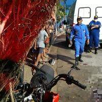 Motociclista se chocou com uma árvore e morreu no local