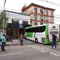 Ônibus atravessa canteiro central da avenida João Paulo II e invade prédio da Federação Paraense de Boxe