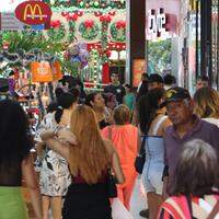 Fluxo de consumidores era intenso na manhã desta segunda-feira (4) em um shopping de Belém