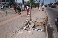 Os dois buracos ficam em uma parada de ônibus movimentada, na Avenida Augusto Montenegro, em Belém