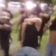Vídeo mostra vários homens andando e cobrindo os rostos com os braços