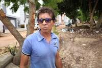Marcos José Lima Silva reclama da falta de manutenção das árvores no local.