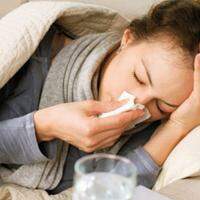 Entre os sintomas, as pessoas podem sentir febre, dor de cabeça, dor no corpo, dor de garganta, nariz entupido e coriza