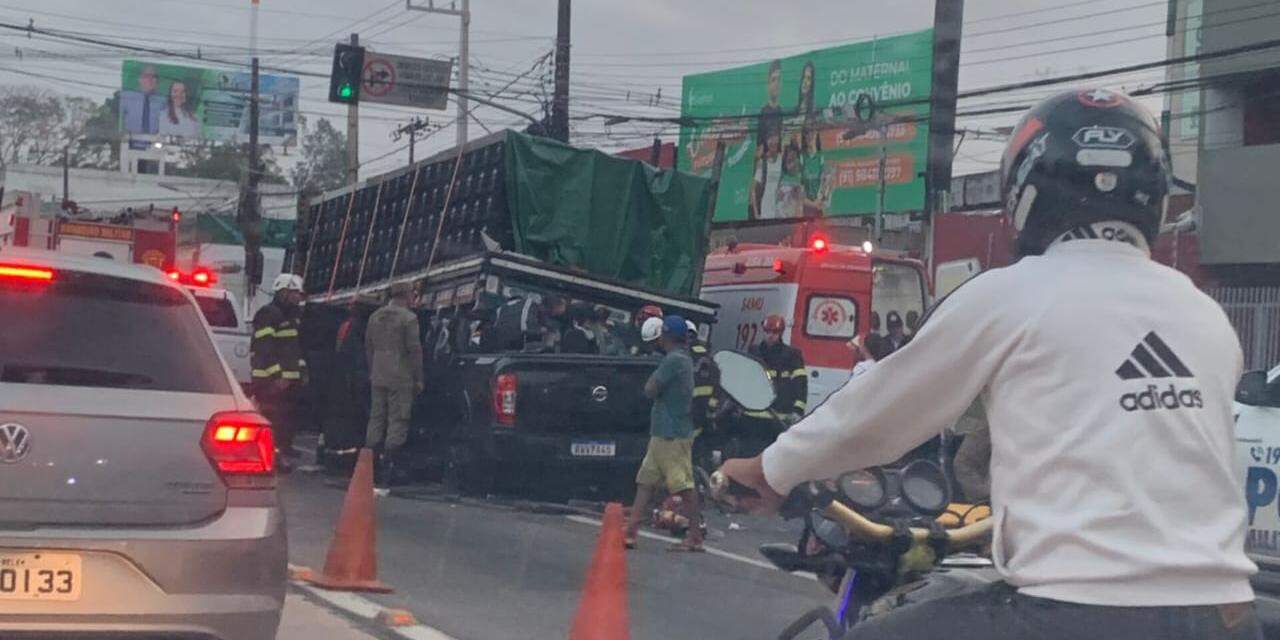 Homem fica preso s ferragens ap s acidente entre carro e caminh o