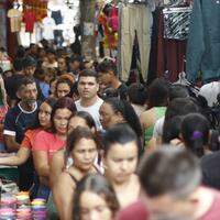 Consumidores lotaram as ruas do centro comercial de Belém nesta sexta-feira (22)