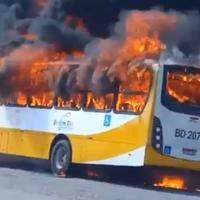 Ônibus pega fogo na avenida Augusto Montenegro, em Belém