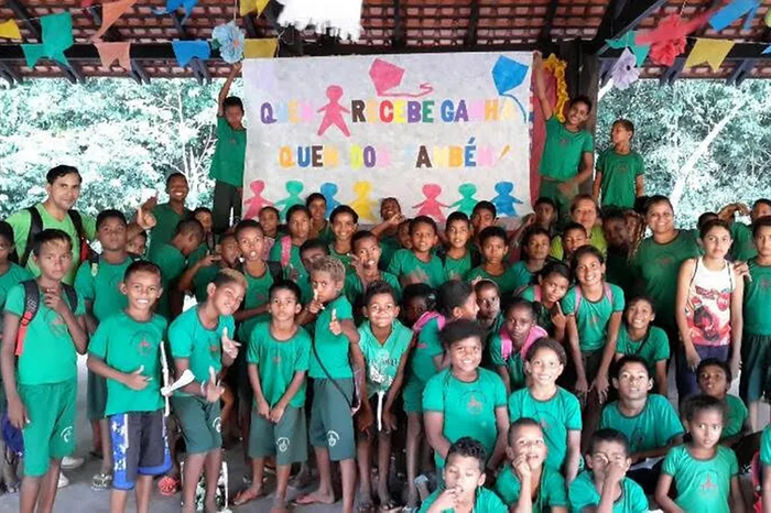 O instituto possui convênio com a prefeitura e apoio do projeto Criança Esperança. Ali, meninos e meninas também aprendem sobre práticas de preservação ambiental e cultura marajoara (Instituto Caruanas do Marajó Cultura e Ecologia) O instituto possui convênio com a prefeitura e apoio do projeto Criança Esperança. Ali, meninos e meninas também aprendem sobre práticas de preservação ambiental e cultura marajoara