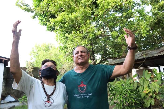 Zeneida Lima ao lado do filho Rubens Amorim, o "Rubinho", na Instituição Caruanas do Marajó