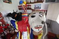 O artesão Cação também sai no carnaval fantasiado de “pirrô” mascarado