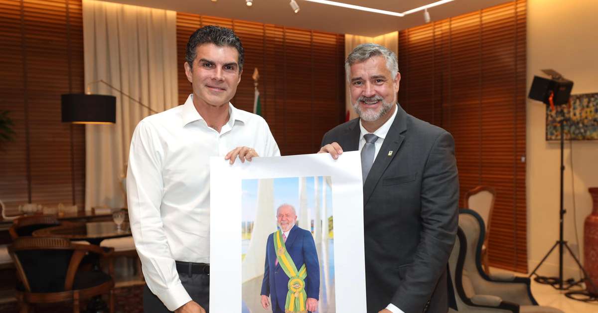 Helder é presenteado com foto de Lula pelo ministro-chefe das ...