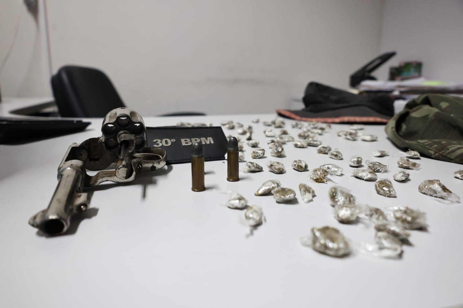 “Filipinho” deixou para trás um revólver, munições, entorpecentes e até um uniforme do Exército Brasileiro. O material foi apreendido e apresentado na Divisão de Repressão e Combate ao Crime Organizado (DRCO), no bairro de Fátima, em Belém.