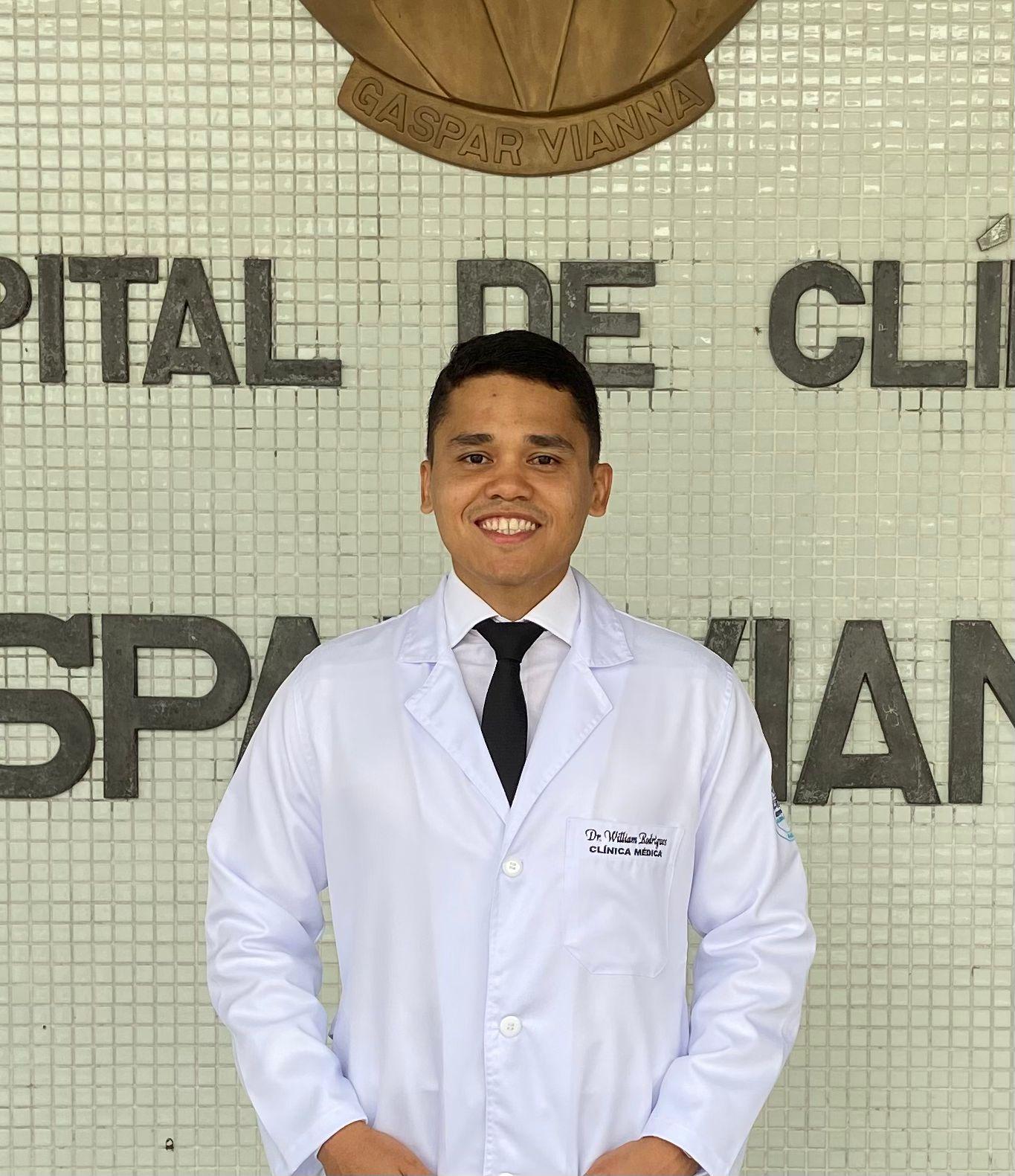 Médico William Rodrigues Costa, especialista em clínica médica