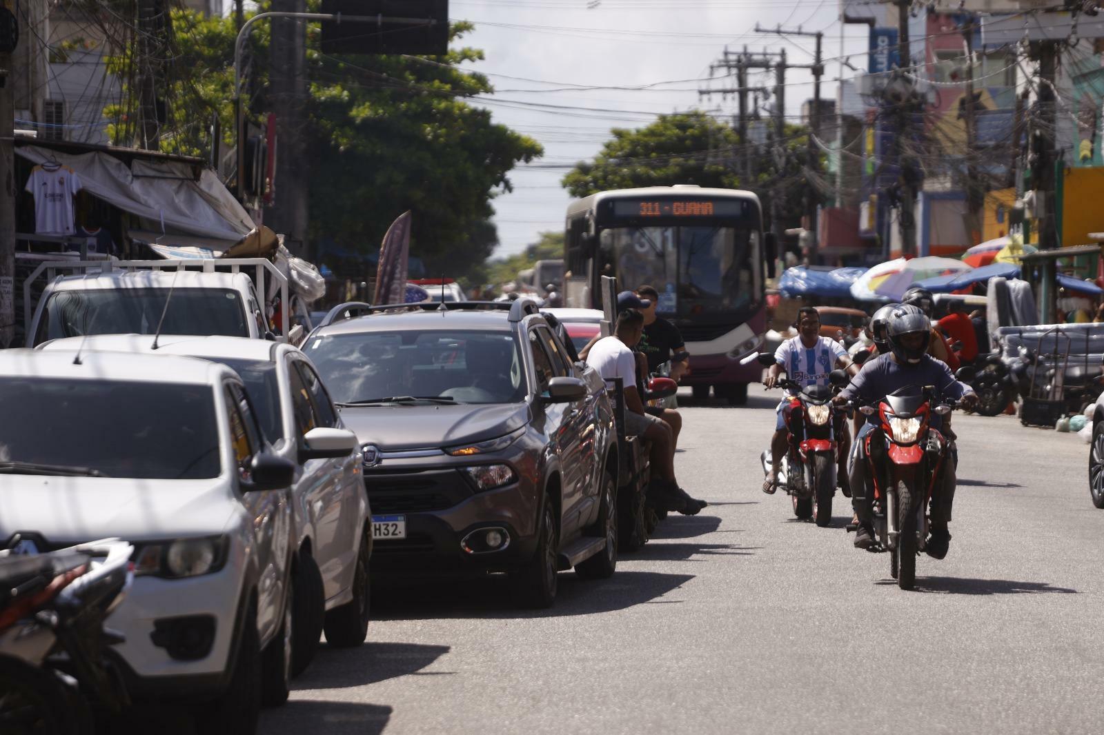 Parar com veículo em fila dupla é infração grave; saiba o valor da ...
