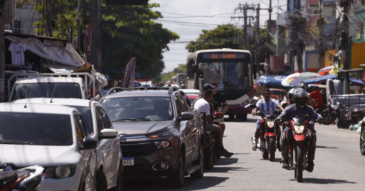 Parar com veículo em fila dupla é infração grave; saiba o valor da ...