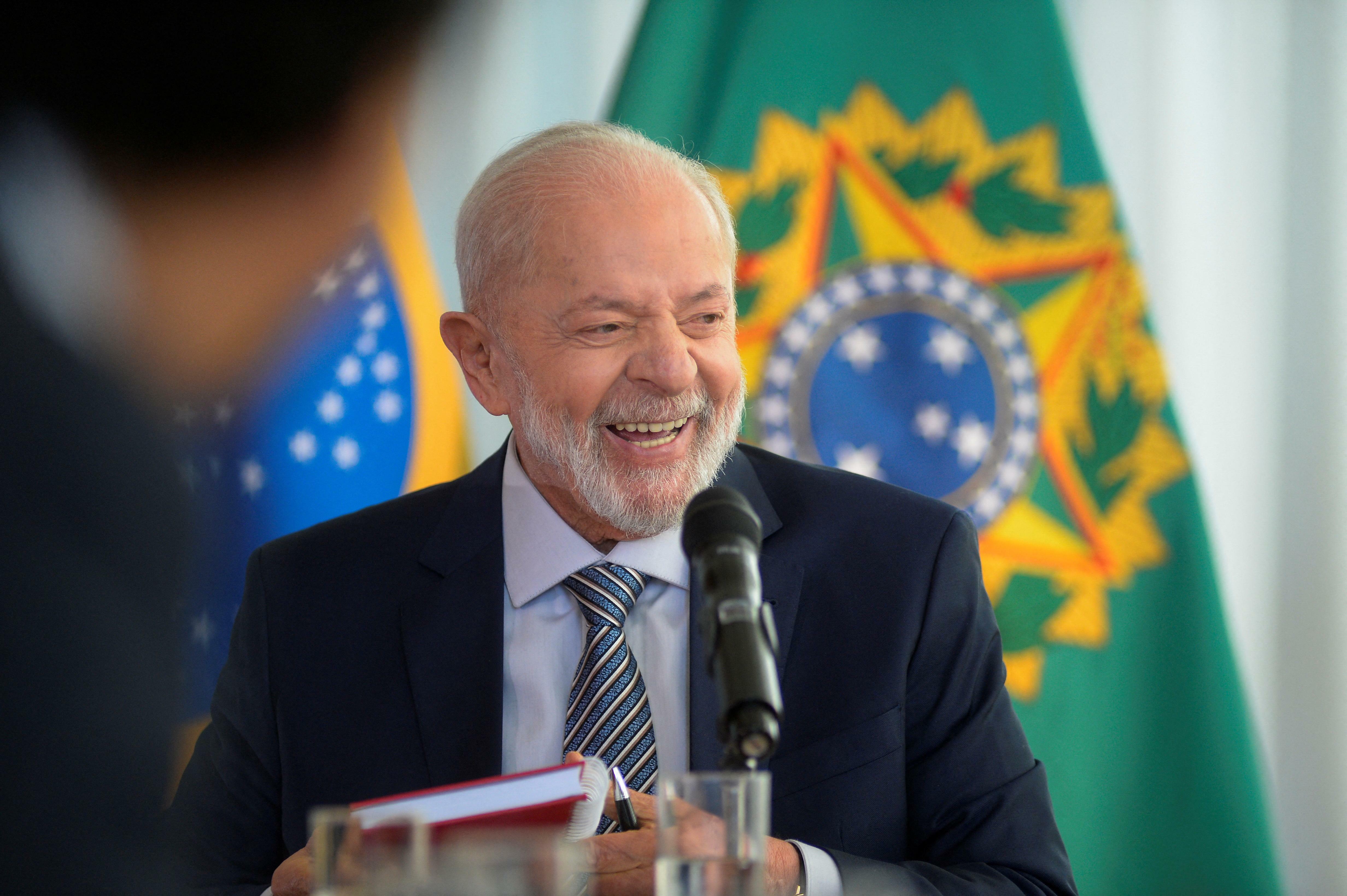 Lula completa 81 anos prometendo trabalhar '24 horas por dia' após reeleição