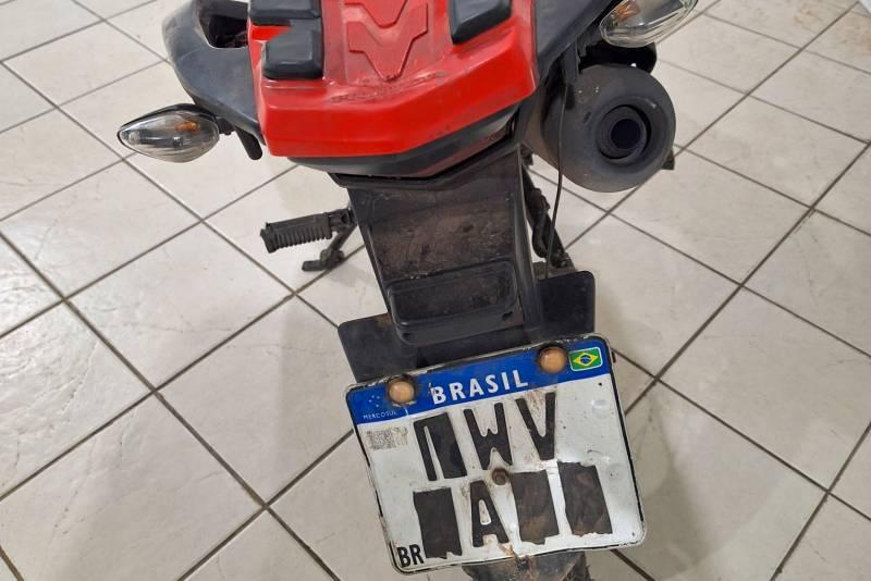 A motocicleta utilizada pelo criminoso apresentou adulteração na placa.