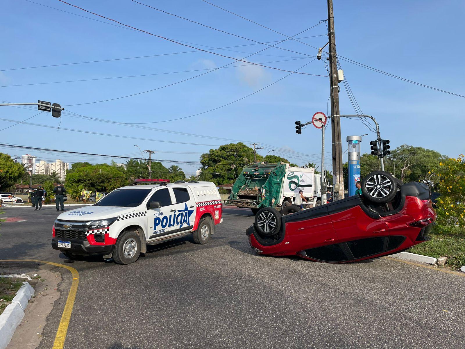 Carro capota após colisão com caminhão de lixo em Belém