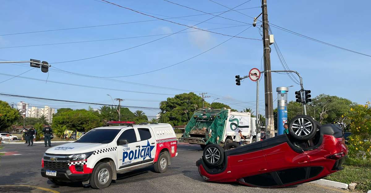 Carro capota após colisão com caminhão de lixo em Belém