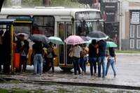 Para usuários de transporte público, a chuva dificulta tudo ainda mais. Muitos recorrem a transporte individuais e particulares.
