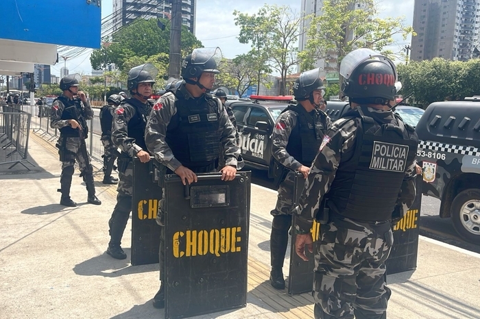 Tropa de choque da PM aparece para controlar a briga Tropa de choque da PM aparece para controlar a briga