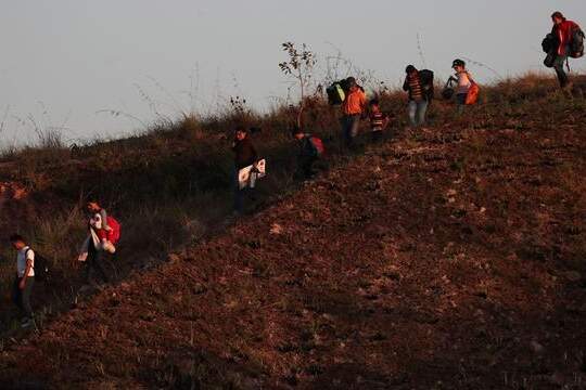 Com fronteira fechada, venezuelanos usam rotas clandestinas para chegar a Roraima