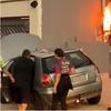 Homem sofre ferimentos leves após tentar ligar bateria de carro em poste de energia; moradores ficam sem luz.