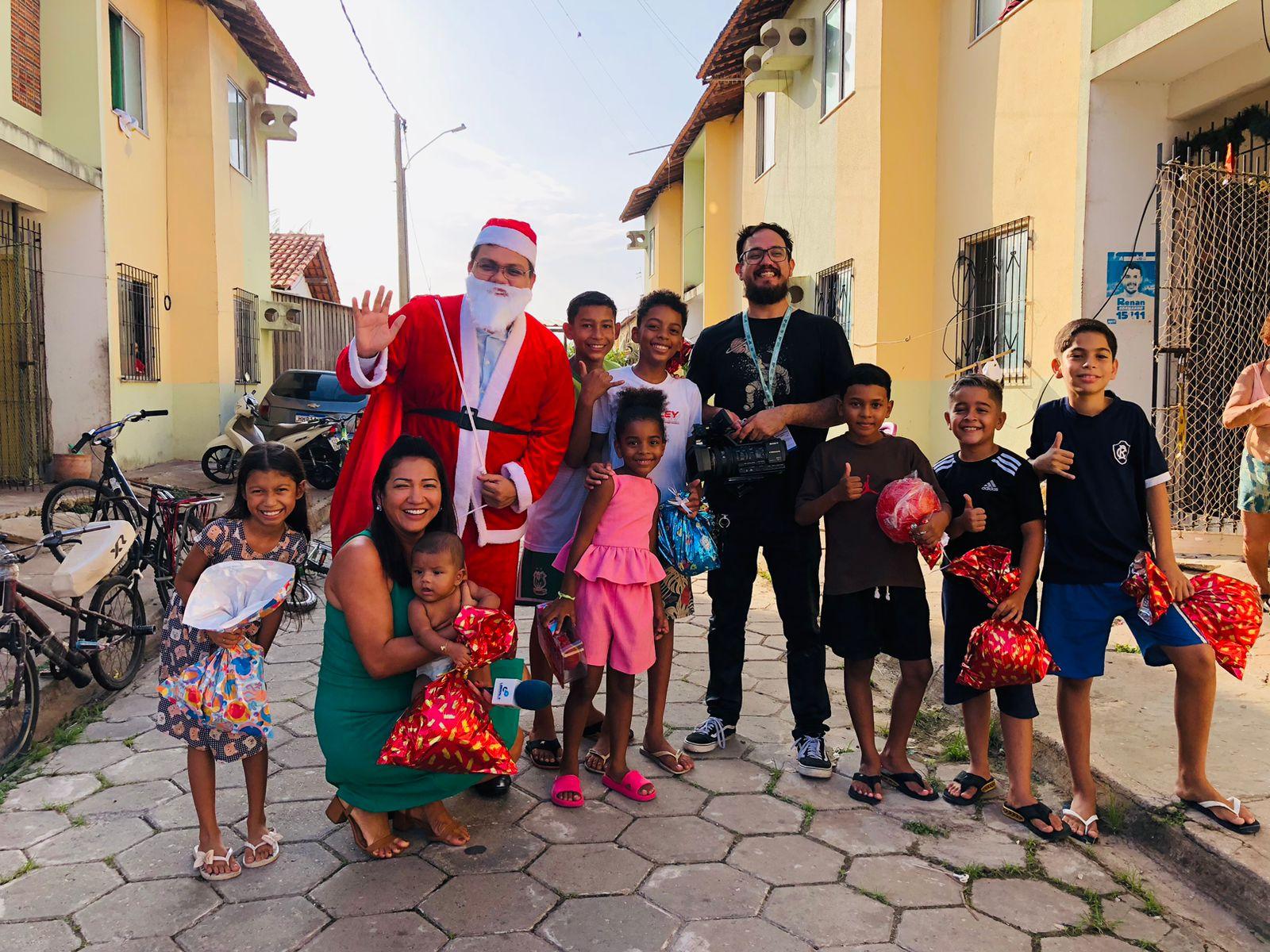 Papai Noel do Grupo Liberal leva alegria a crianças