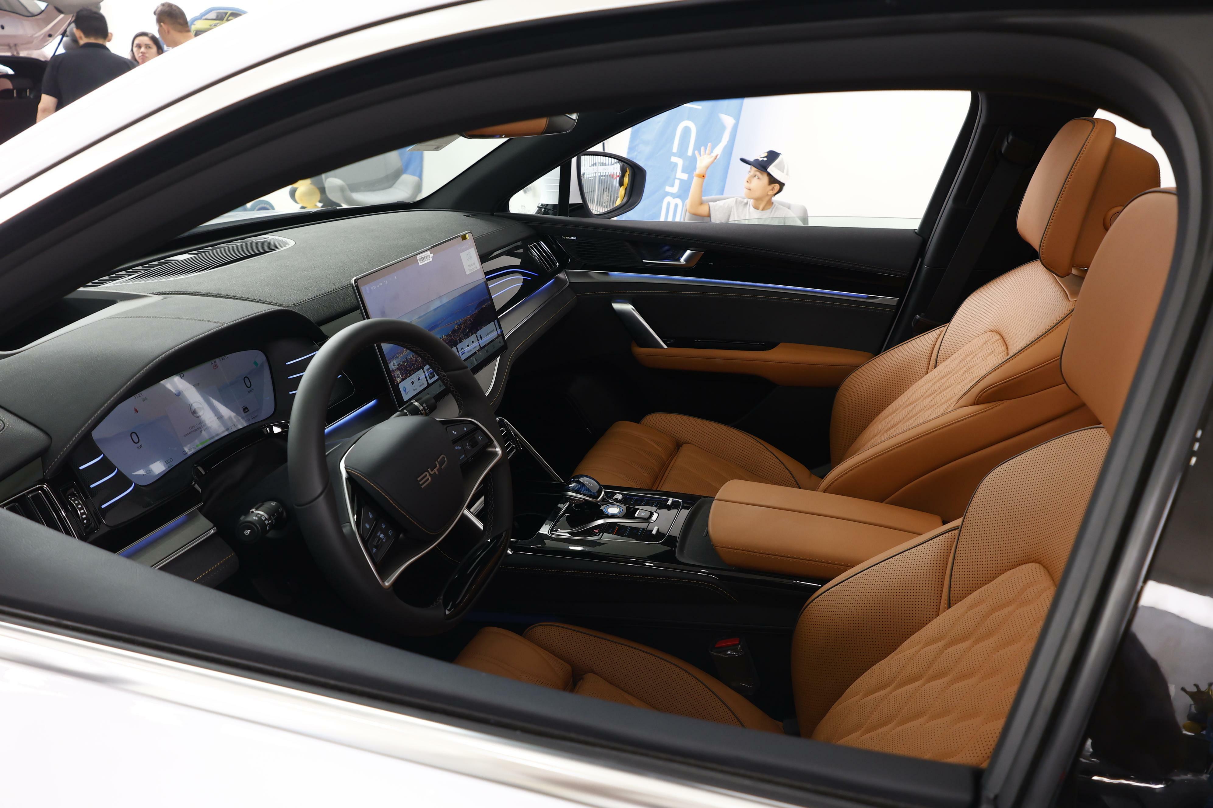 China: vendas de automóveis seguem fracas, mas elétricos e híbridos atingem fatia recorde